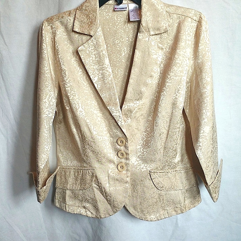 Stunning jacket w/ beautiful design print. Size large 11/13 or women small.